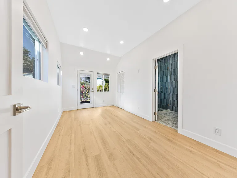 811 Waterloo St #813 — Photo 7