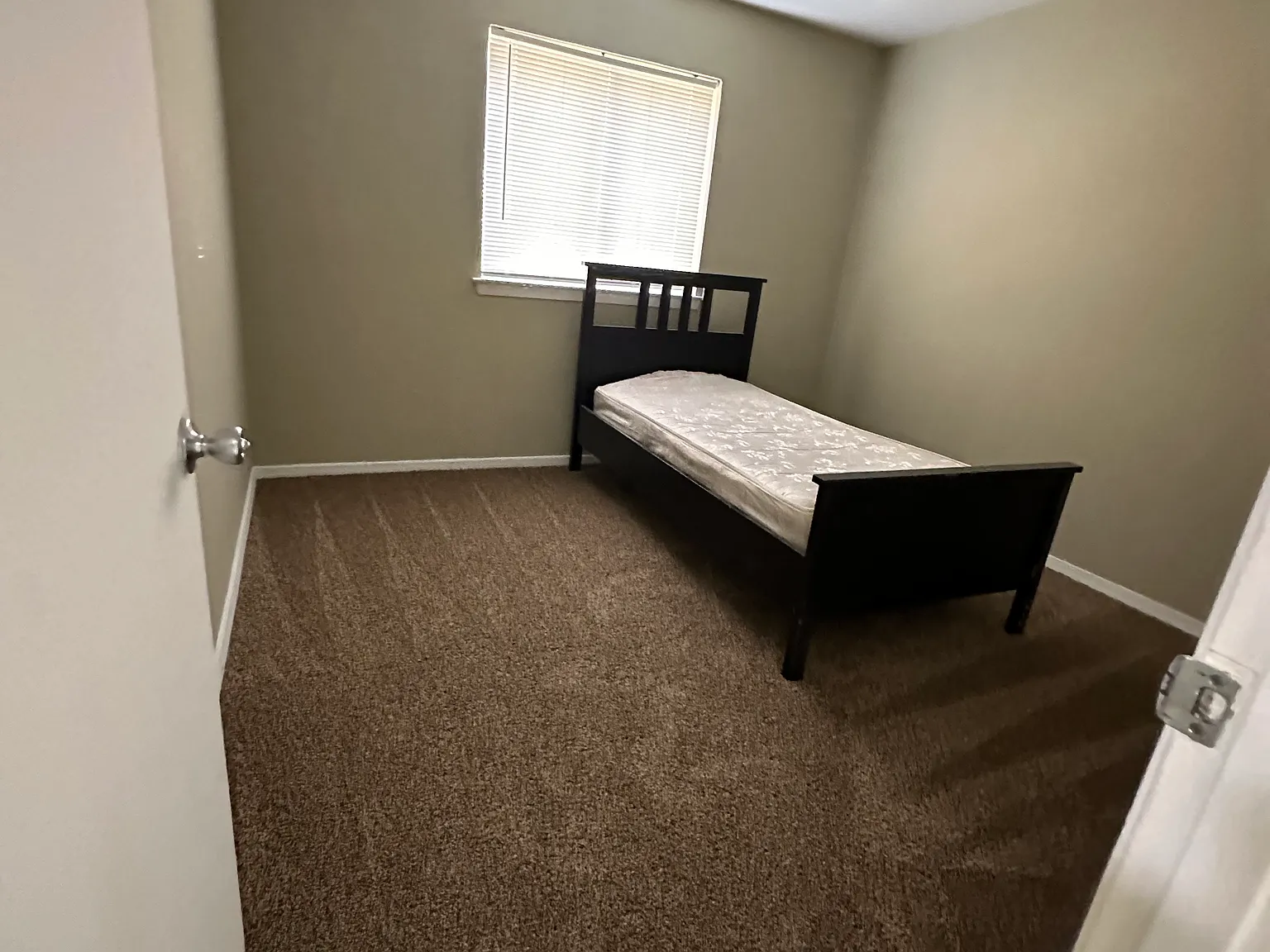 4 bed, 1900 sqft, $2,700 — Photo 3