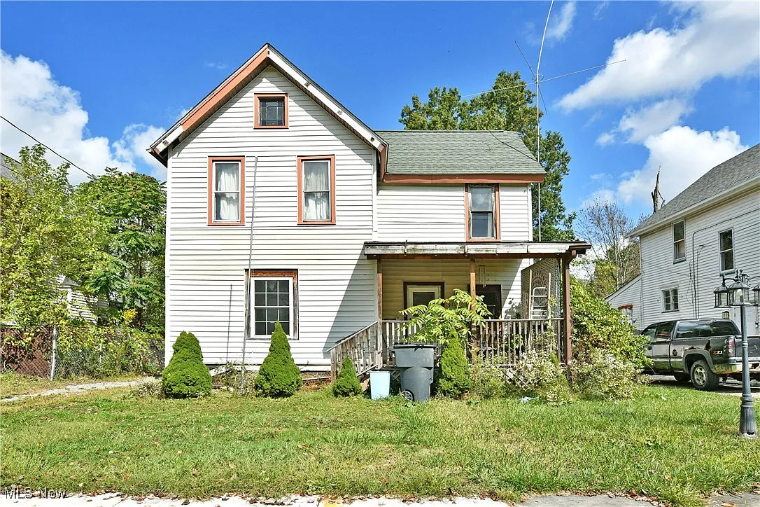 944 Hunter St NW photo 1