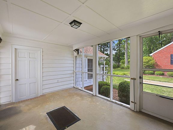 4th image of 203 Hillcrest Dr