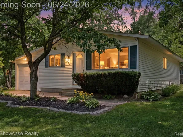 801 Farnsworth Rd, White Lake, MI 48386