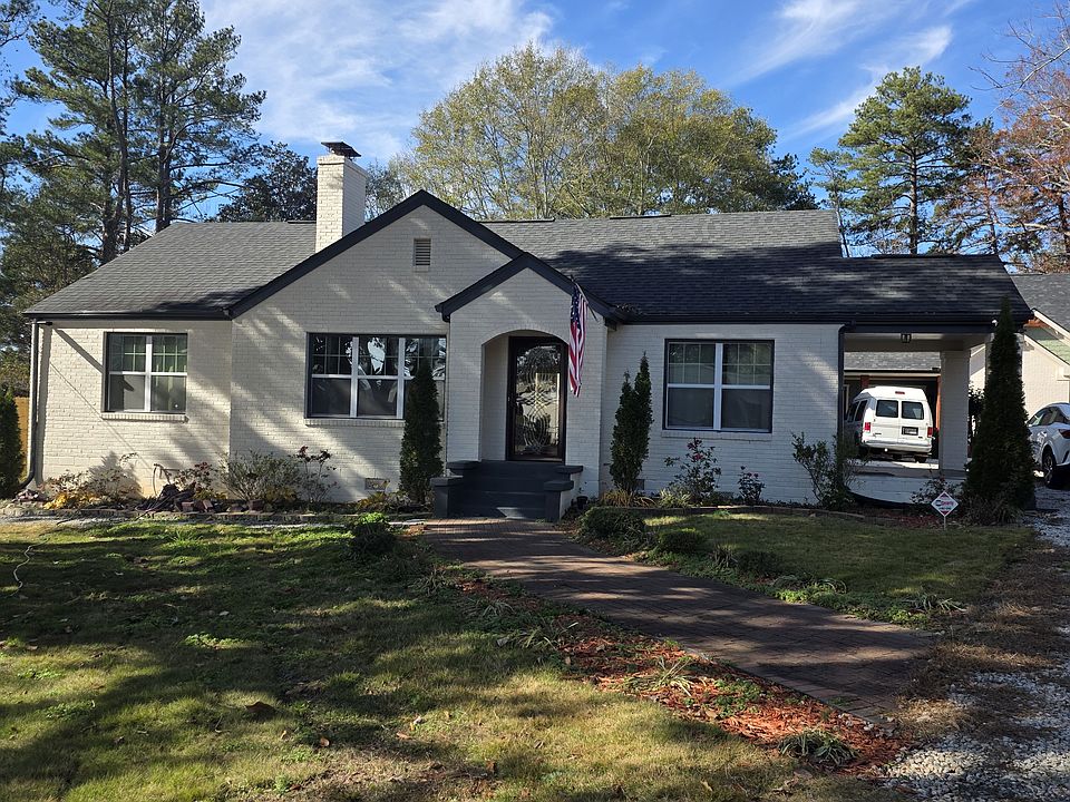 This is a 2 bedrooms/1 bath guest house for rent, located in front of the main house.