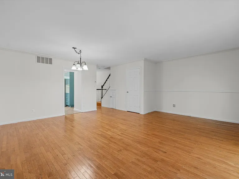 1095 Travis Ln — Photo 4