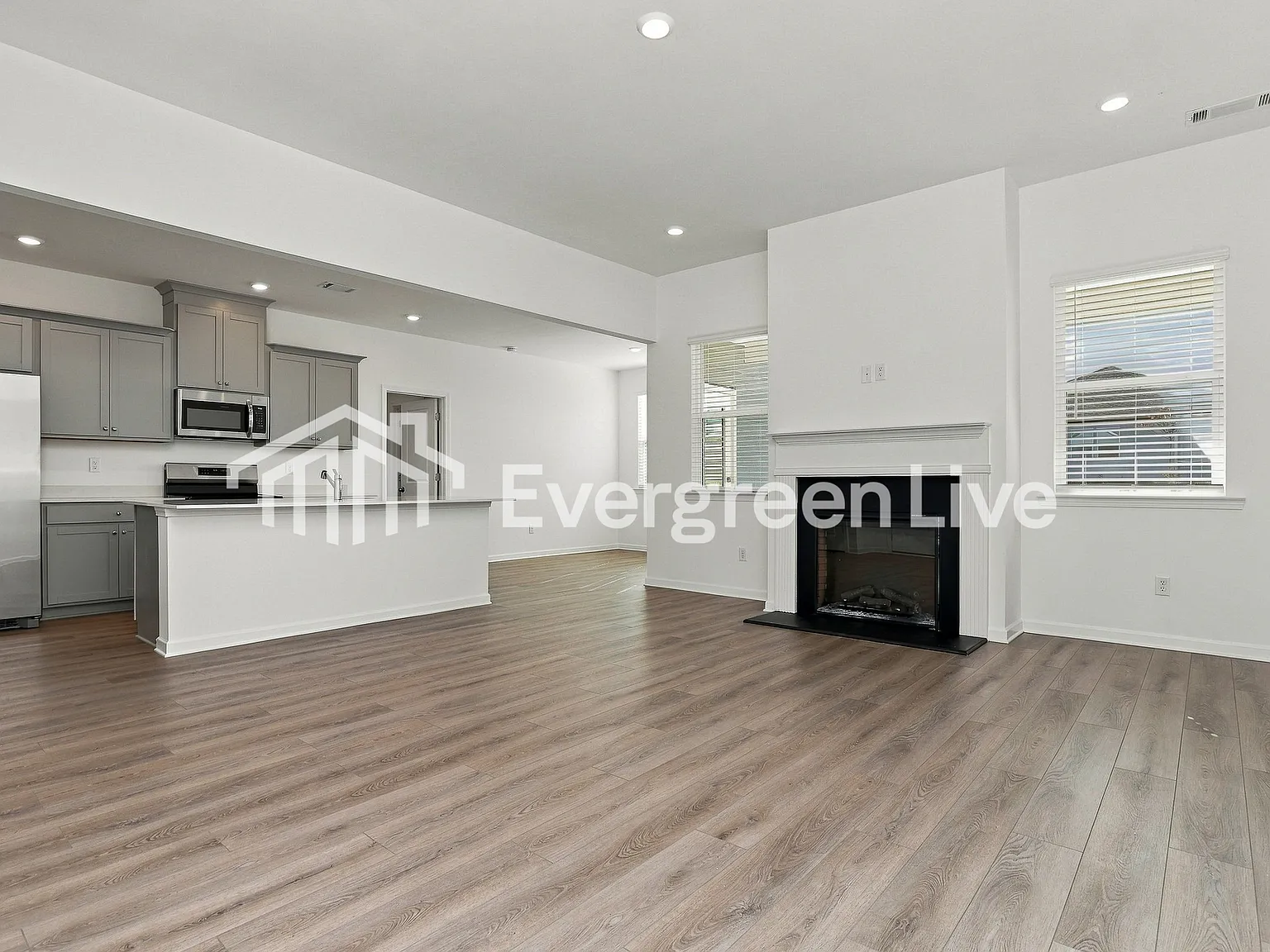 3 bed, 2.0 bath, 1561 sqft, $1,990 — Photo 2