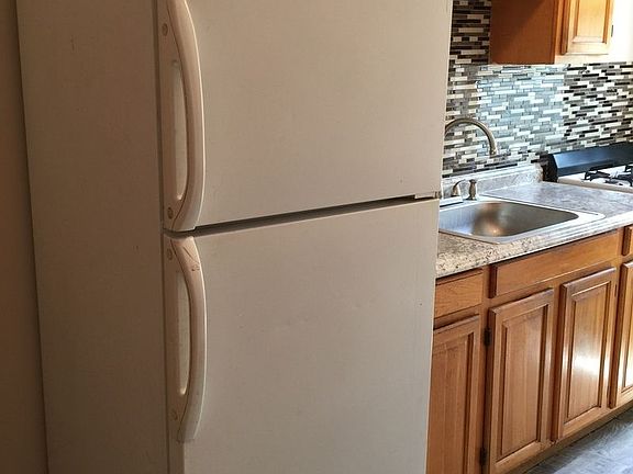4th image of 752 Willoughby Ave APT 4