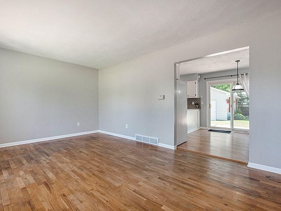 5th image of 329 Sunset Blvd E