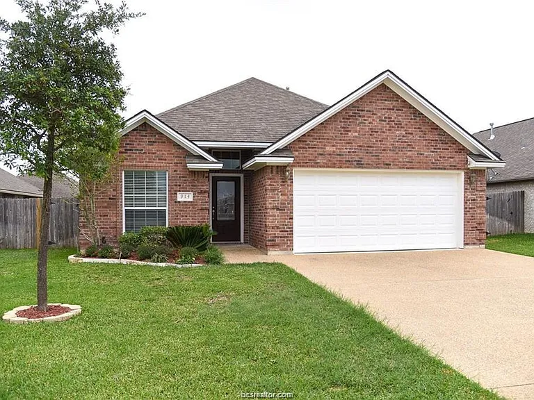 914 Crystal Dove Ave — Photo 1