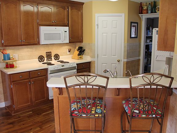 Kitchen with Breakfast Bar