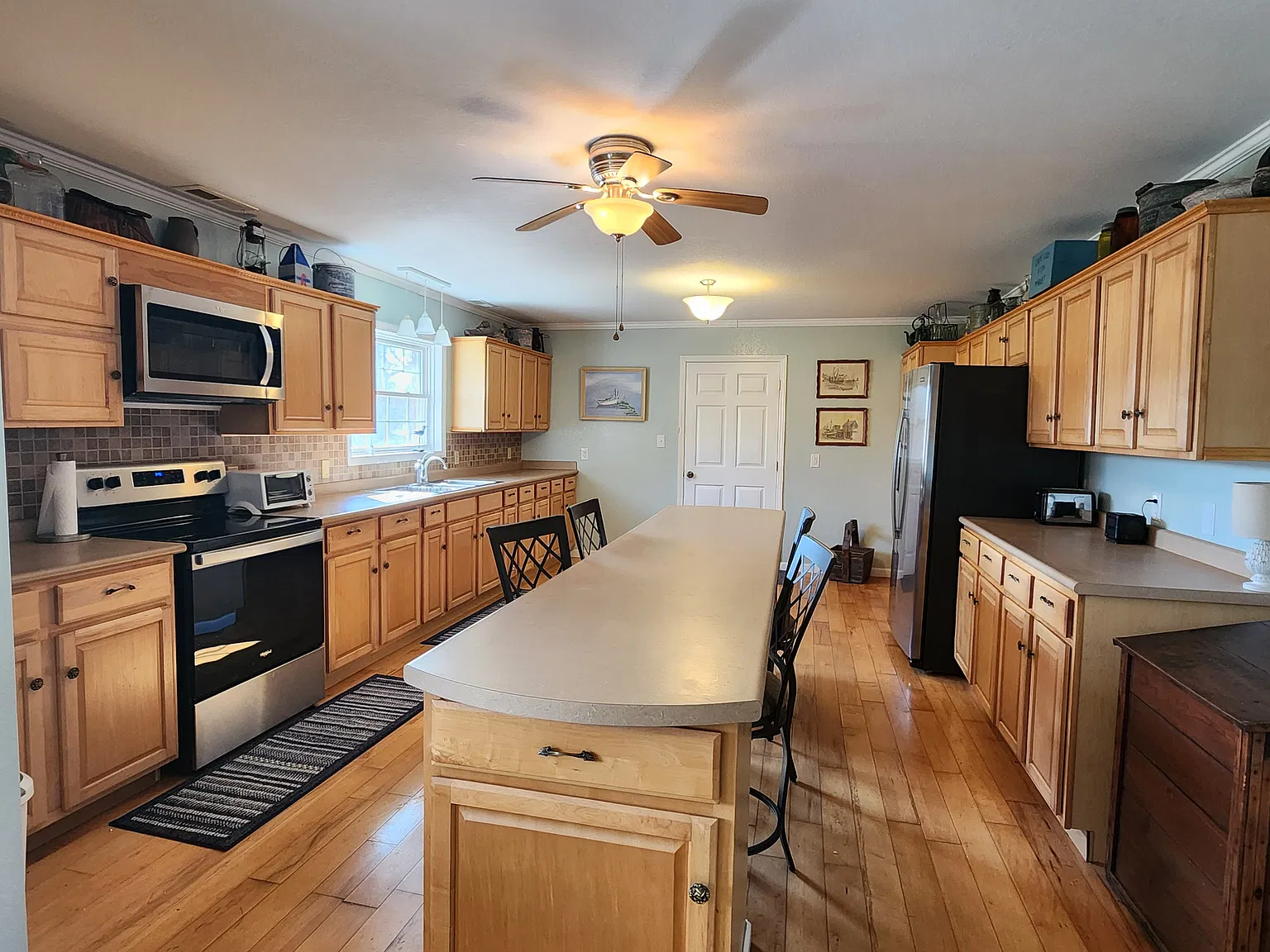 3 bed, 1900 sqft, $3,000 — Photo 2