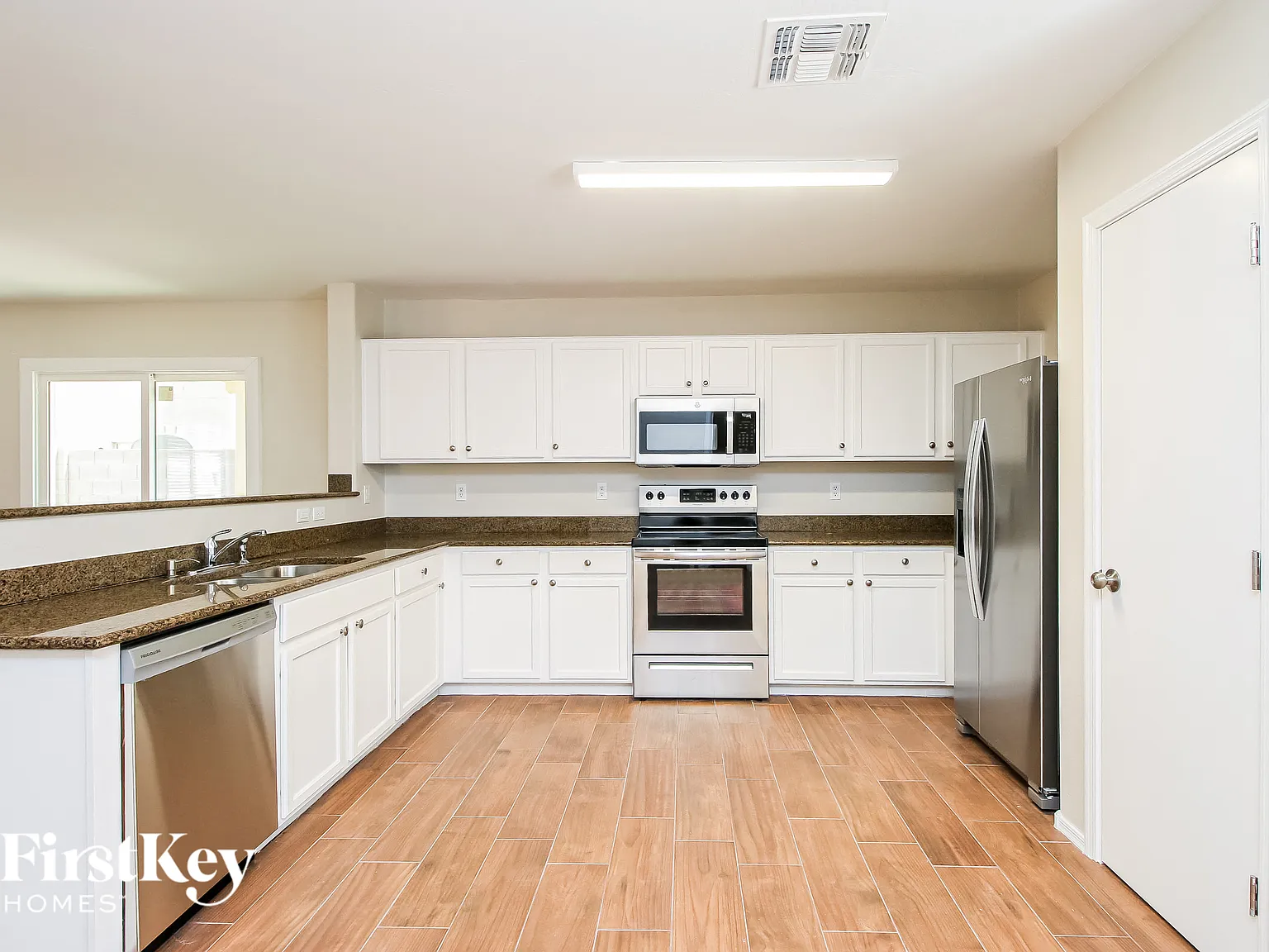 3 bed, 2.5 bath, 2293 sqft, $2,305 — Photo 4