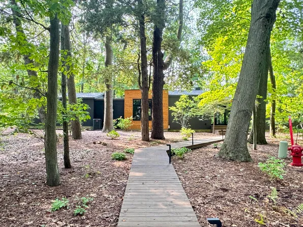 979 Singapore Dr, Saugatuck, MI 49453