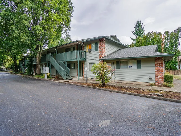Charwin Court Apartments — Photo 35