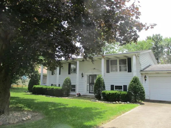 3879 Kingsway Dr, Crown Point, IN 46307