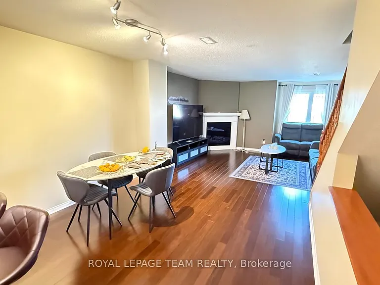 390 Crownridge Dr — Photo 3