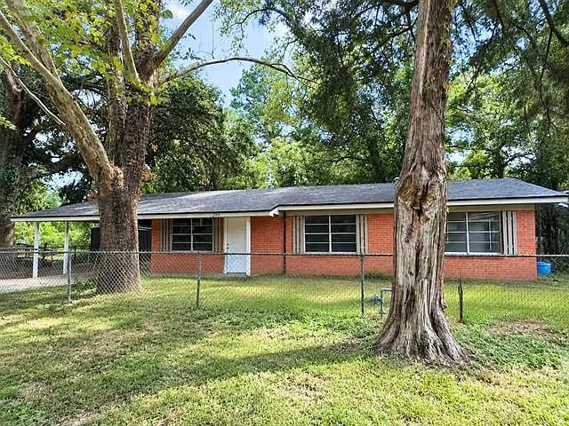 3 bed, 1.0 bath, 1092 sqft, $1,200 — Photo 1