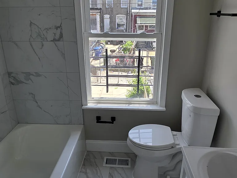 3515 E Fairmount Ave — Photo 10