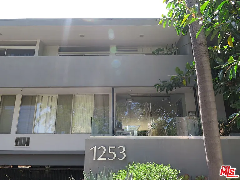 1253 N Hayworth Ave #109 — Photo 8