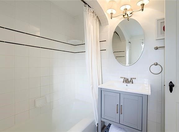 5th image of 1227 W Gregory Blvd