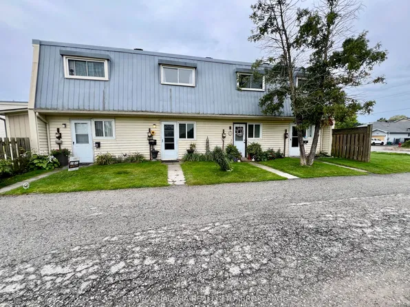 8646 Willoughby Dr #2, Niagara Falls, ON L2G 6X7