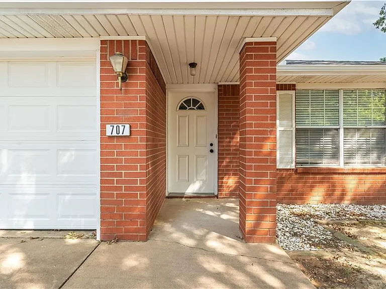 707 E Kara Ln — Photo 12