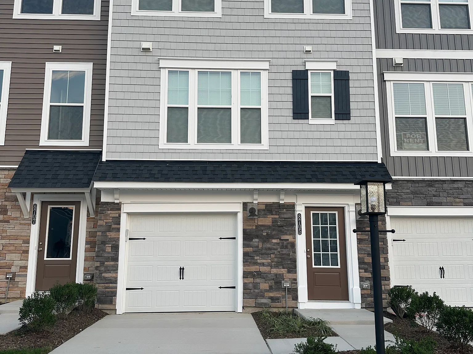 4 bed, 2.5 bath, 2061 sqft, $2,800 — Photo 2