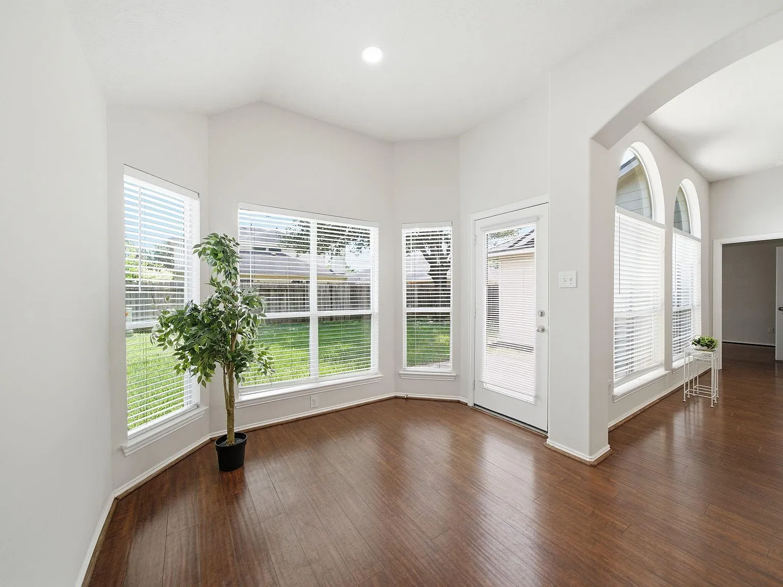 3 bed, 2.0 bath, 1984 sqft, $2,350 — Photo 2