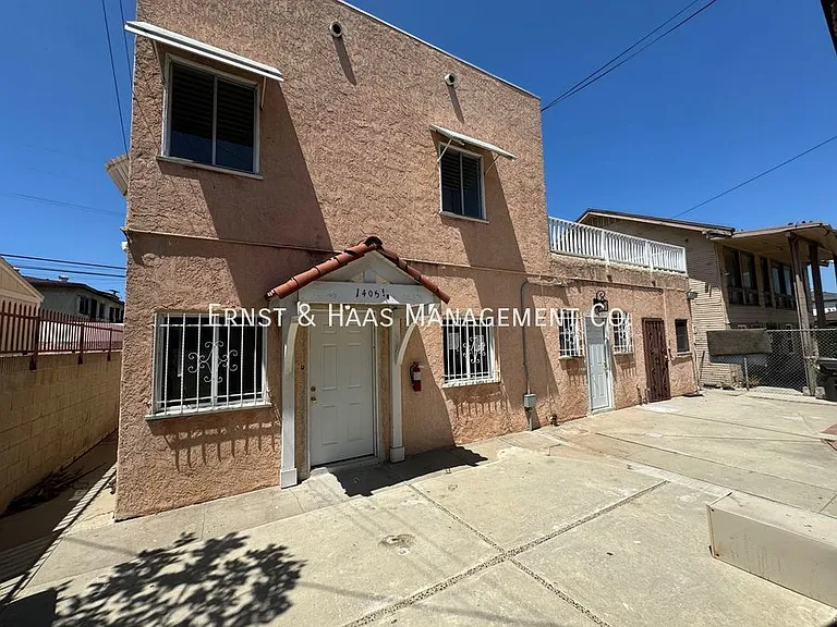 1405 1/2 Olive Ave — Photo 1