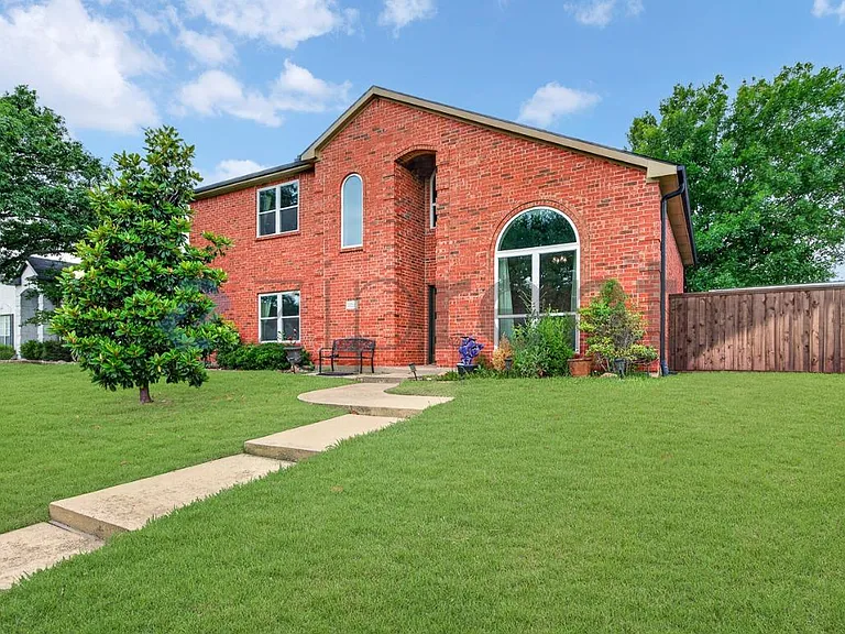 7011 Cottonwood Cir — Photo 2