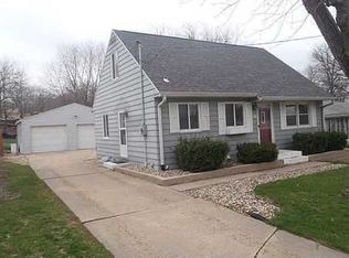 1344 Woodside Dr NW, Cedar Rapids, IA 52405