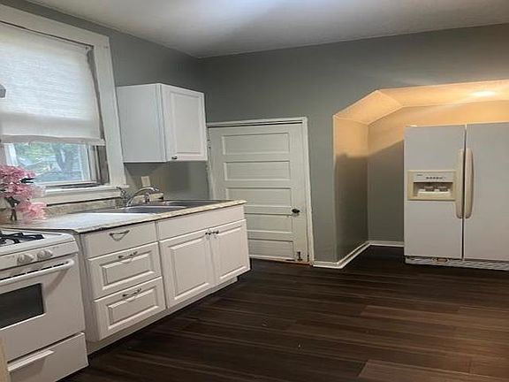 4th image of 218 Royal Ave