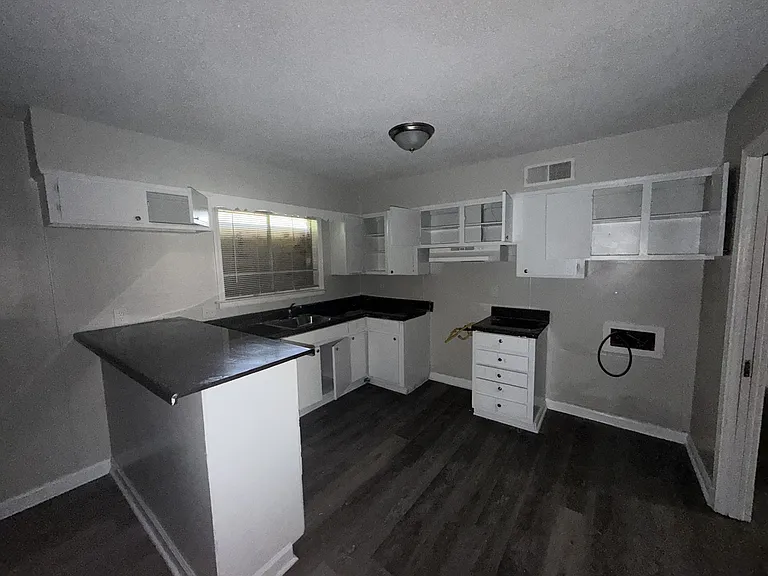 3329 Denver St — Photo 6