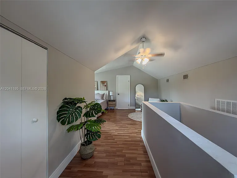 1813 SW 10th St — Photo 21