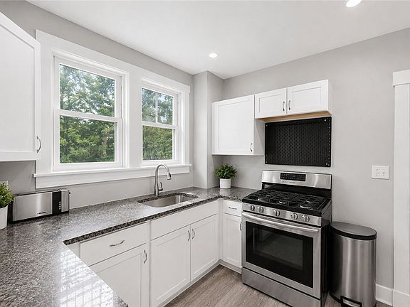 5th image of 1688 Kelton Ave