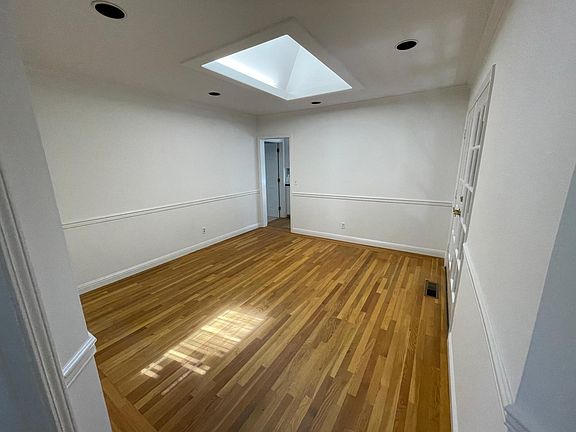 5th image of 555 Yosemite Ave