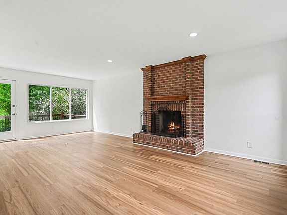4th image of 10 Shadow Wood Ct