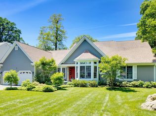 10 Tappanwood Dr, Locust Valley, NY 11560