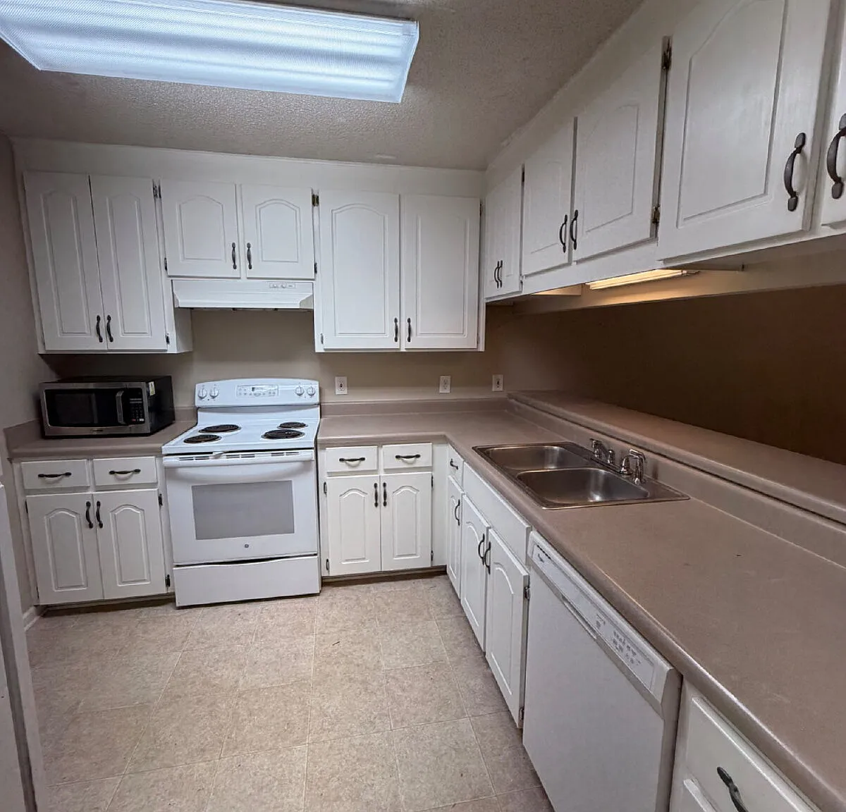3 bed, 2.0 bath, $1,100 — Photo 2