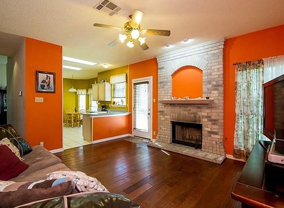 2nd image of 919 Woodhollow Ln