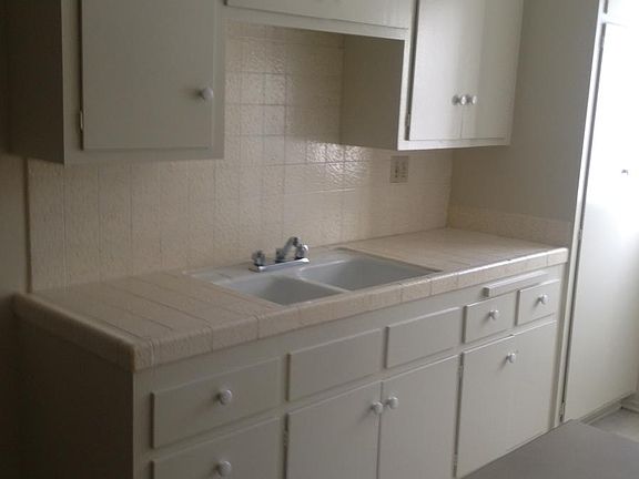 3rd image of 7160 De Longpre Avenue # 1 Fl 1ST