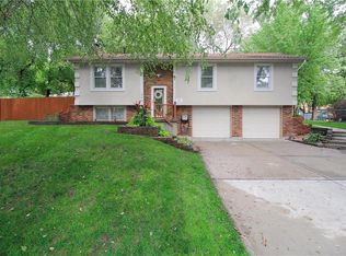 305 SW Shamrock Ln, Blue Springs, MO 64014