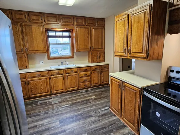 515 E 4th St, Vinton, IA 52349