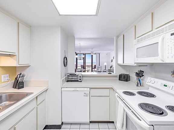 3rd image of 180 Seaview Ct APT 409