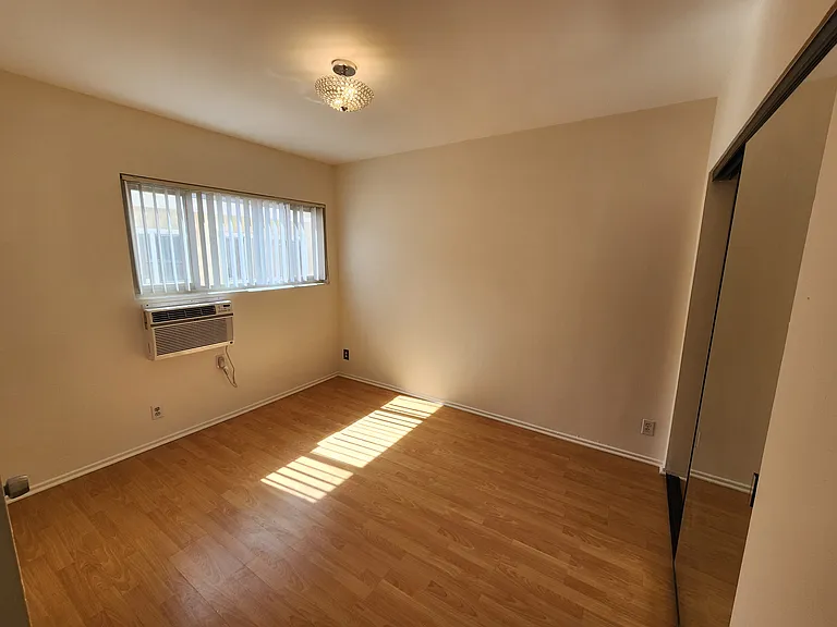 1141 Irving Ave #3 — Photo 17