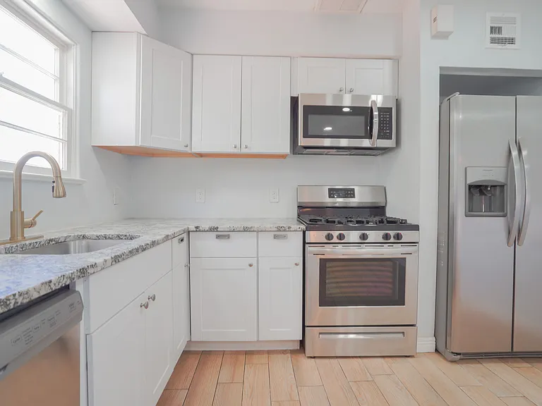 506 W 11th St — Photo 11