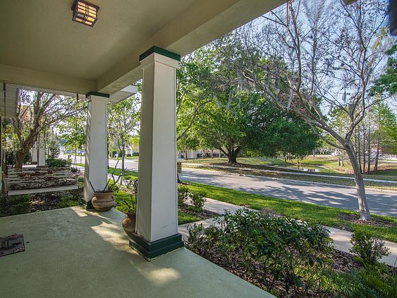 Large front porch w/swing