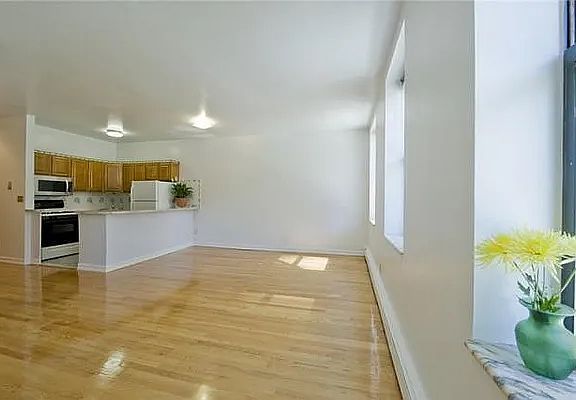 2nd image of 647 W 42nd St #2