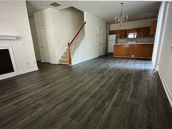 2nd image of 586 W Oak Dr