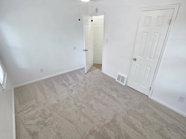 19361 Shaftsbury Rd — Photo 23