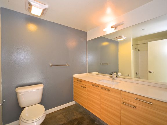 Mar Vista Lofts - Bathroom