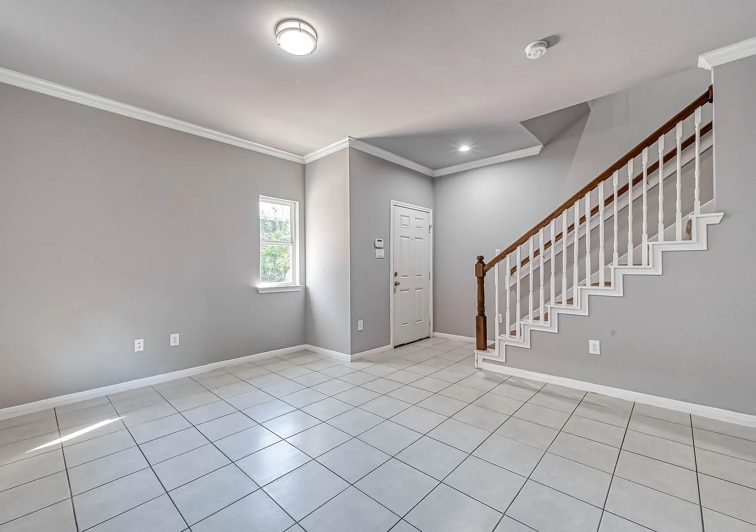 Beautiful 3-Bedroom Home with 2.5 Baths Near Downtown Houston & Major Highways — Photo 3